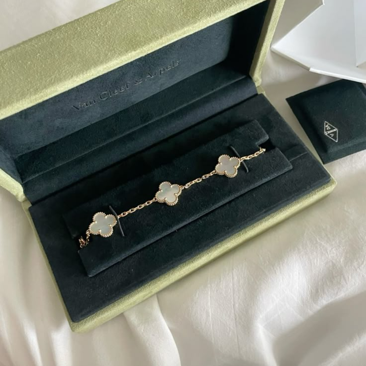 Pulseira Vintage Alhambra 5 Trevos Brancos - Ouro 18K
