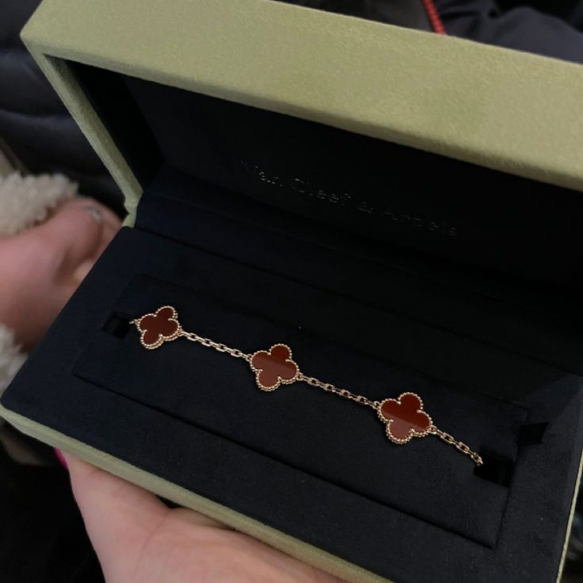 Pulseira Alhambra 5 Trevos Vermelho - Ouro 18K