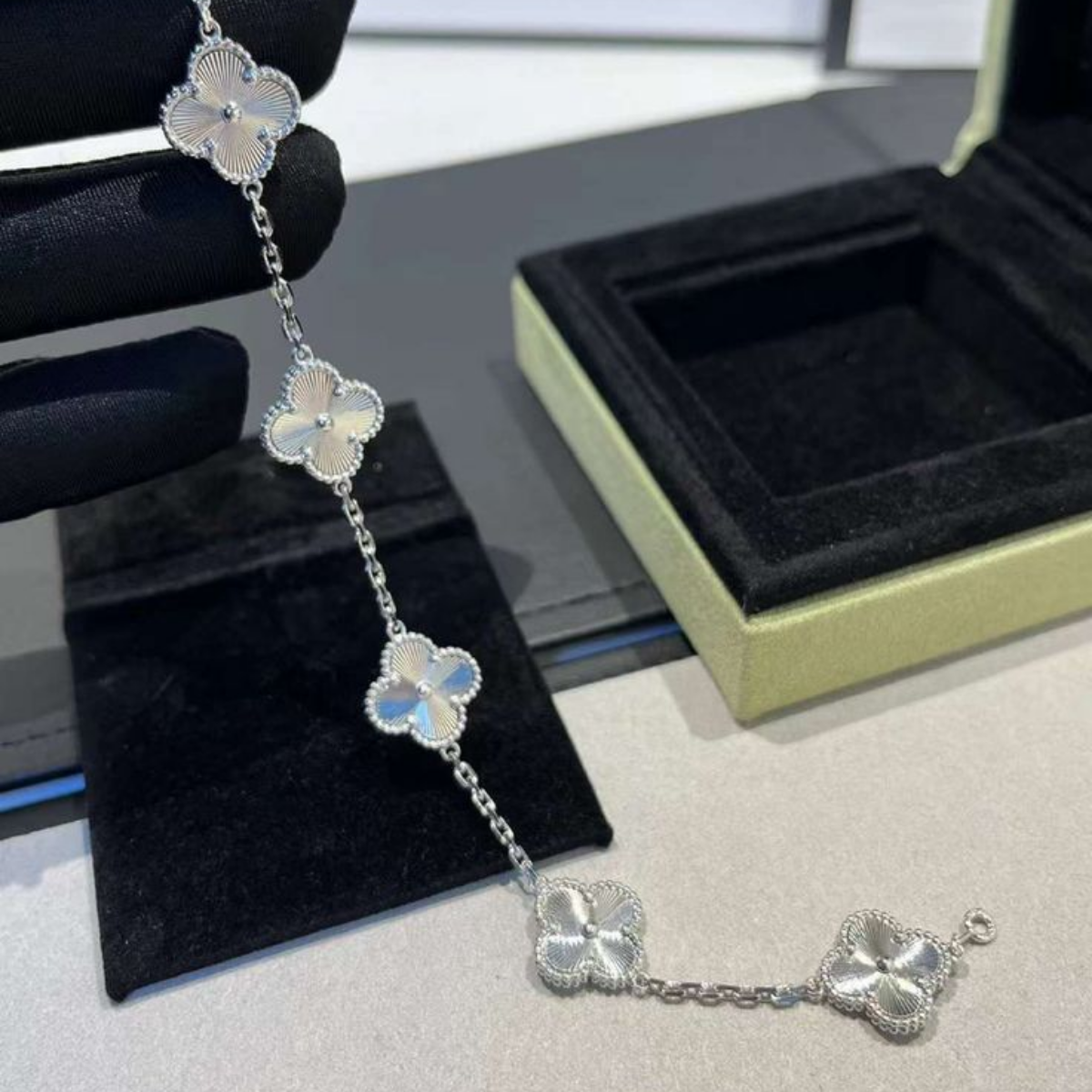 Conjunto Trevo Colar 10 Trevos e Pulseira Brilhante - Prata de Lei