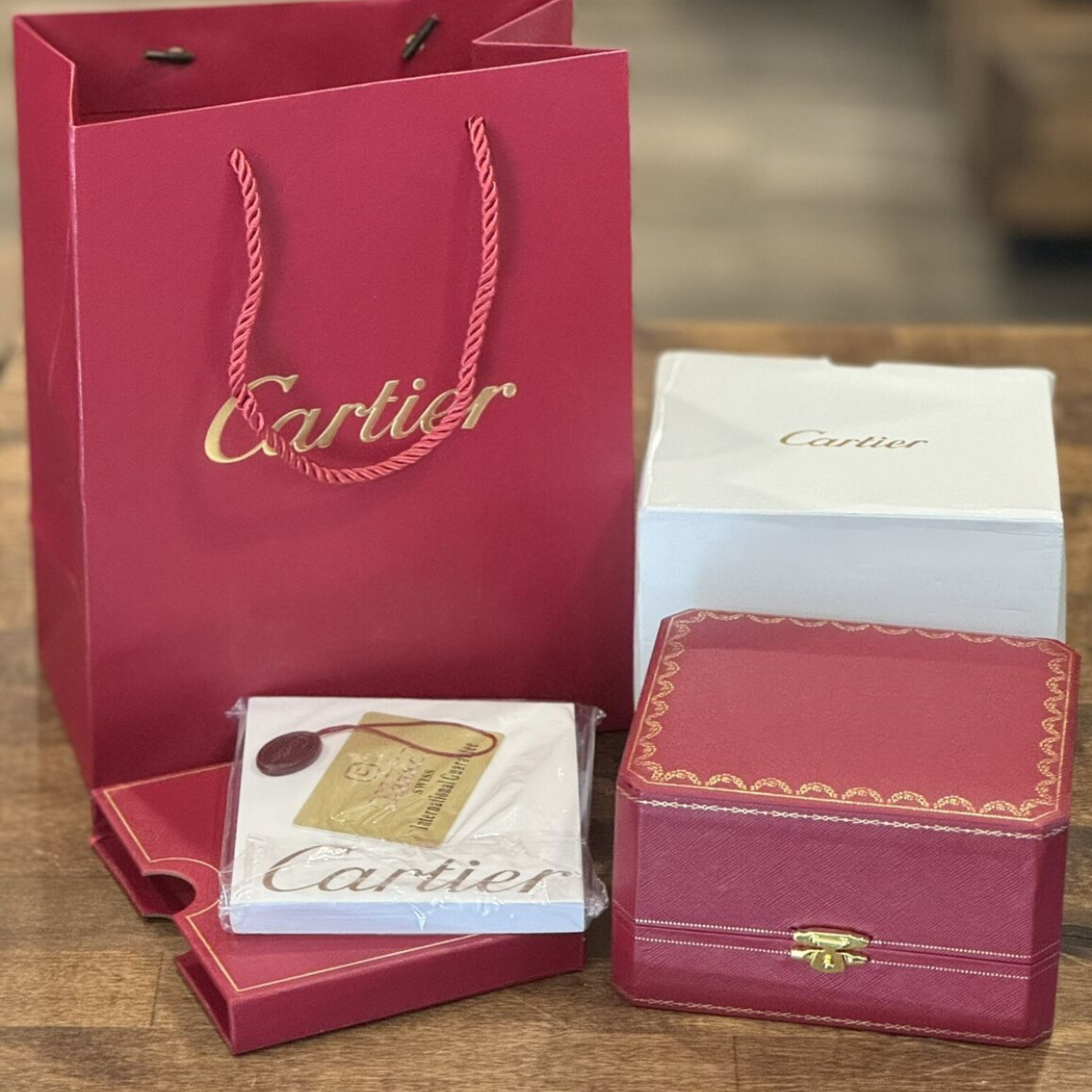 Relógio Tank Retangular Dourado Pulseira Marrom de Couro
