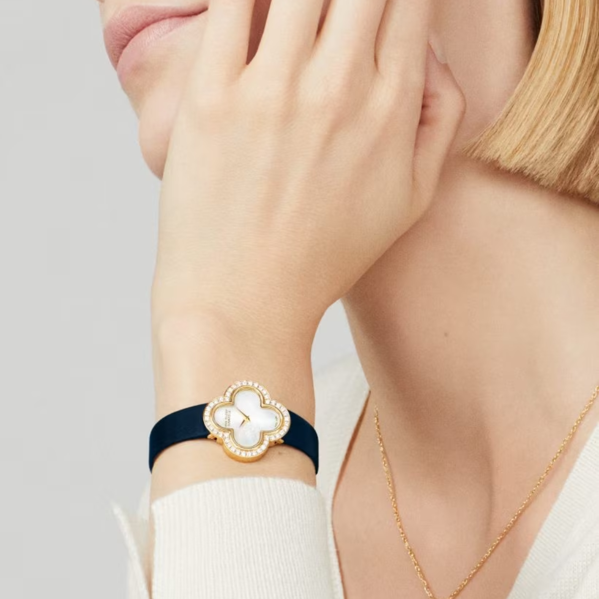 Brinco Pingente Vintage Trevo Snowflake - Ouro 18K