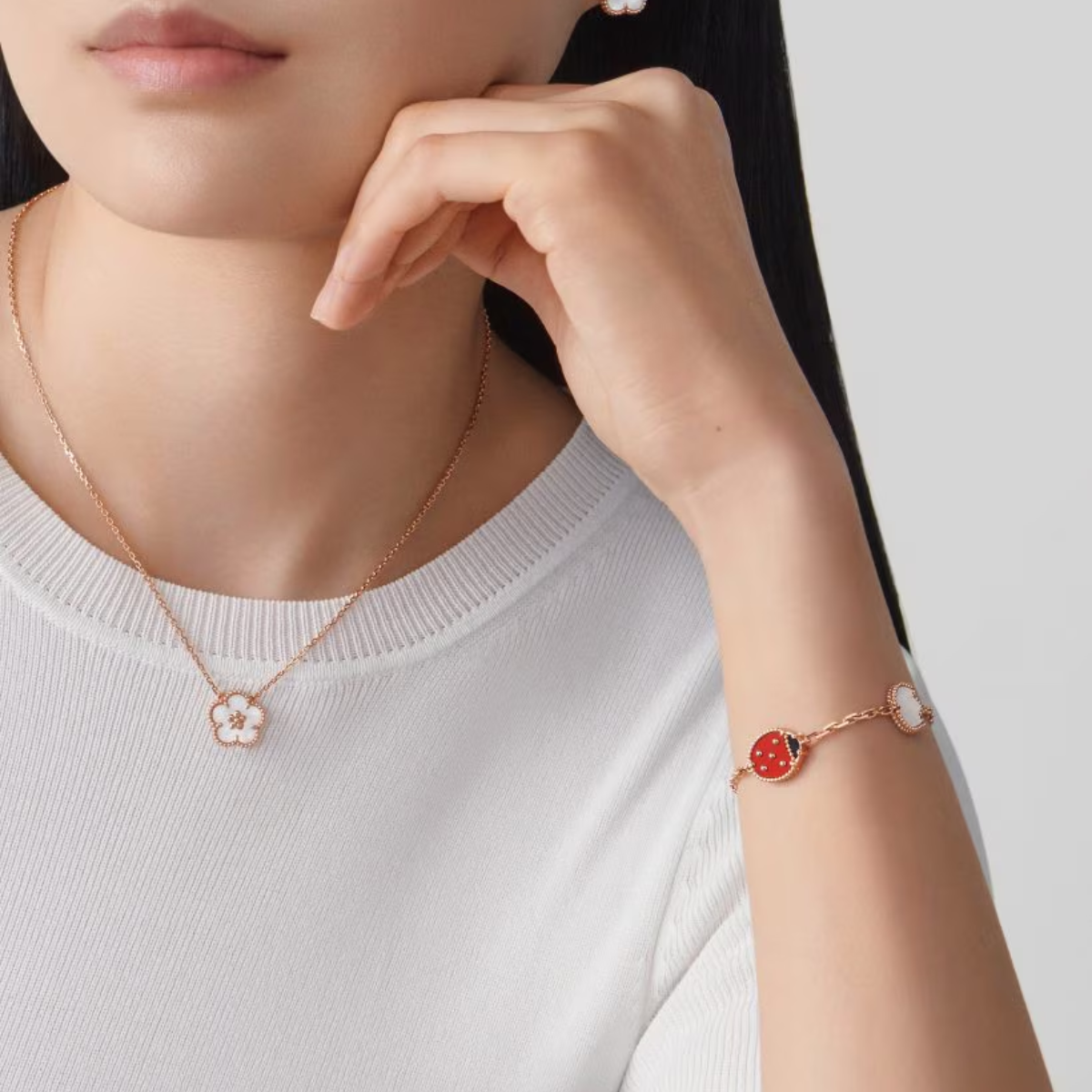 Brinco Pingente Lucky Spring Flor de Ameixa - Ouro Rose