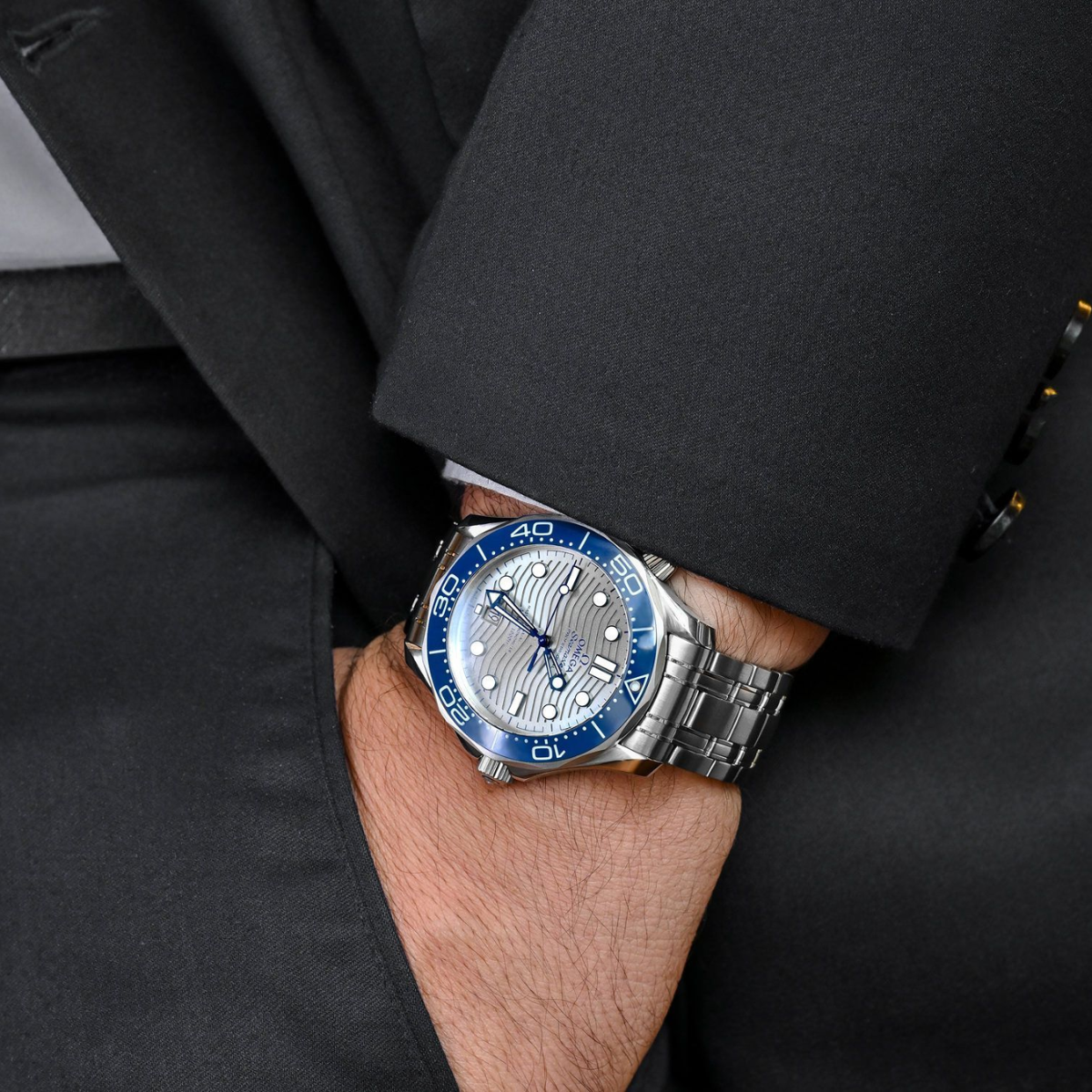 Relógio Omega Seamaster Diver 300M Fundo Cinza Bezel Azul