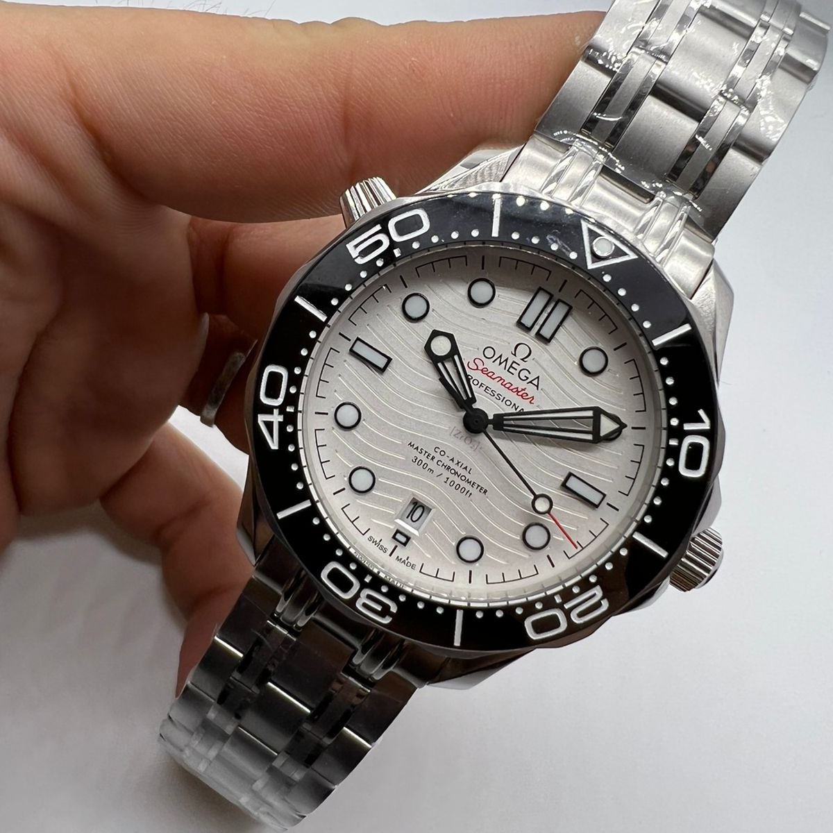 Relógio Omega Seamaster Diver 300M Fundo Branco