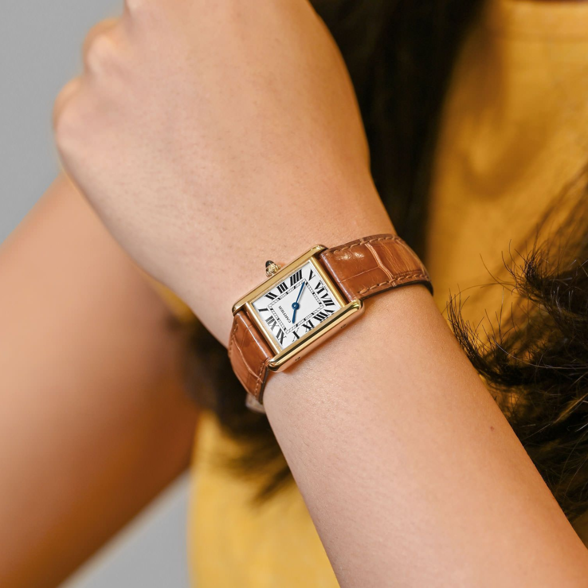 Relógio Tank Retangular Dourado Pulseira Marrom de Couro