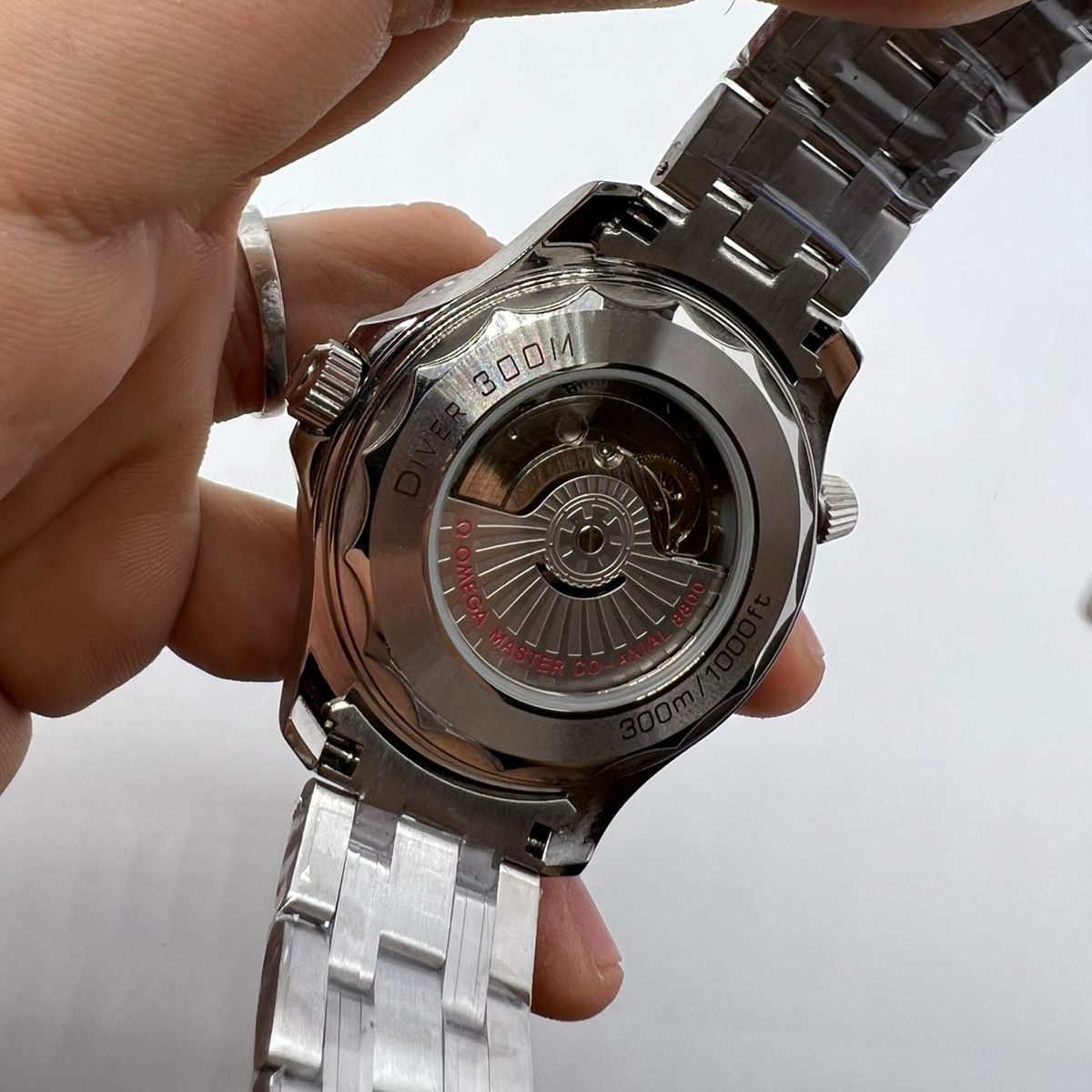 Relógio Omega Seamaster Diver 300M Fundo Branco