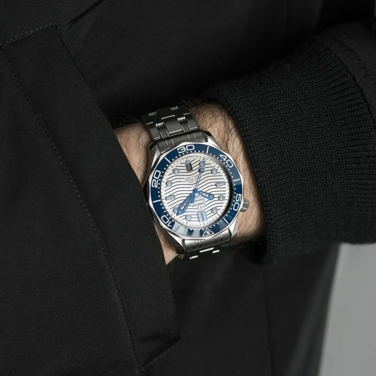 Relógio Omega Seamaster Diver 300M Fundo Cinza Bezel Azul