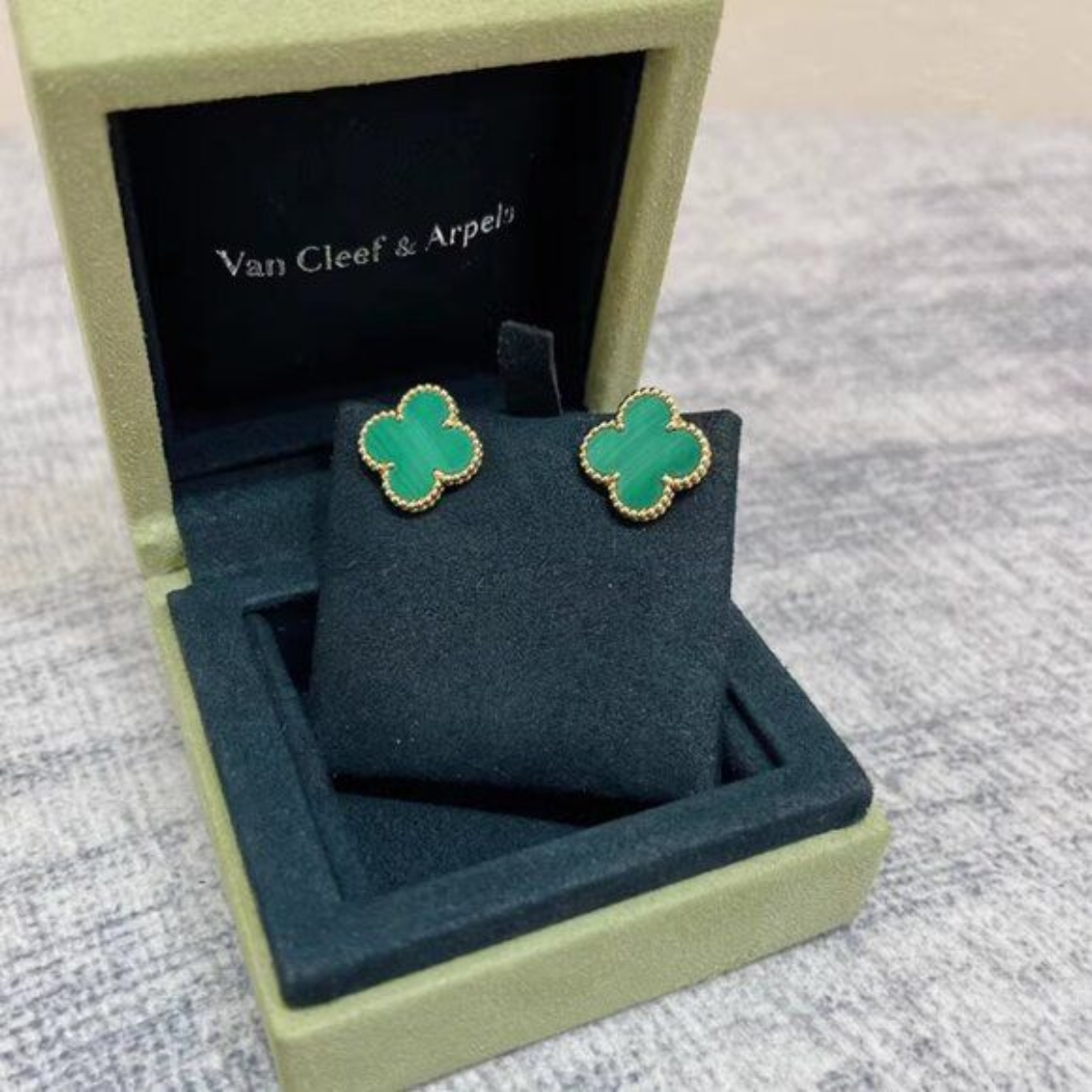 Brinco Pingente Vintage Alhambra Trevo Verde - Ouro 18K