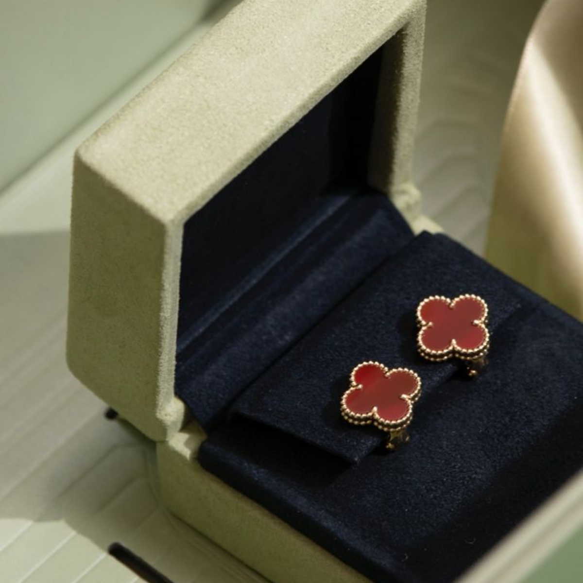 Conjunto Alhambra Vintage Trevo Completo Vermelho