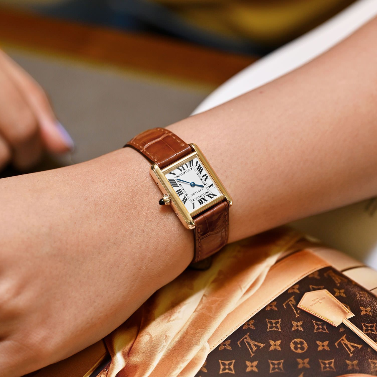 Relógio Tank Retangular Dourado Pulseira Marrom de Couro
