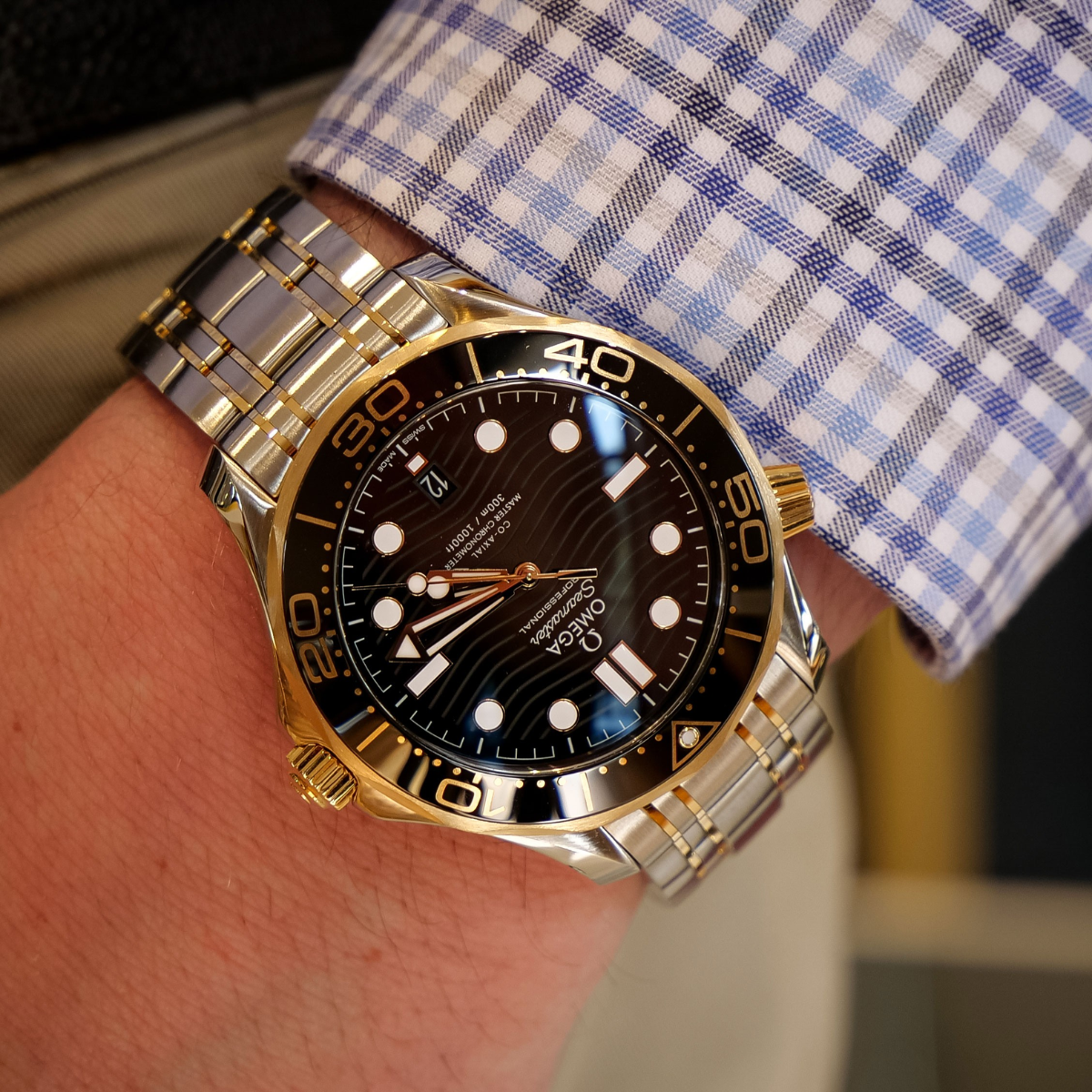 Relógio Omega Seamaster Diver 300M Fundo Preto com Dourado