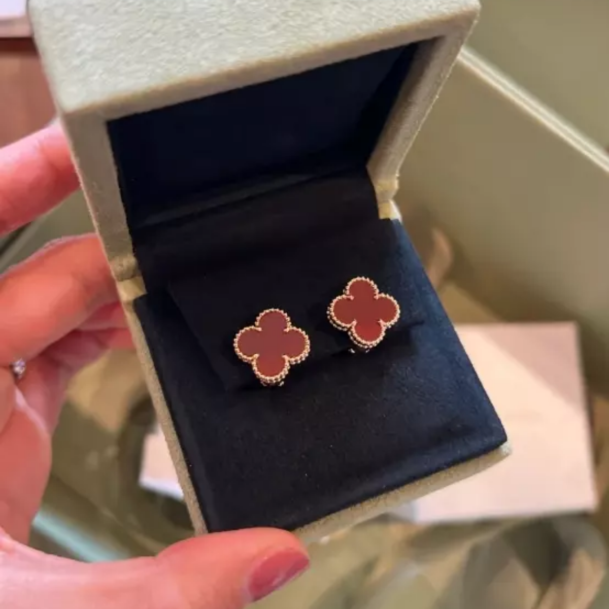 Brinco Pingente Vintage Alhambra Trevo Vermelho - Ouro 18K