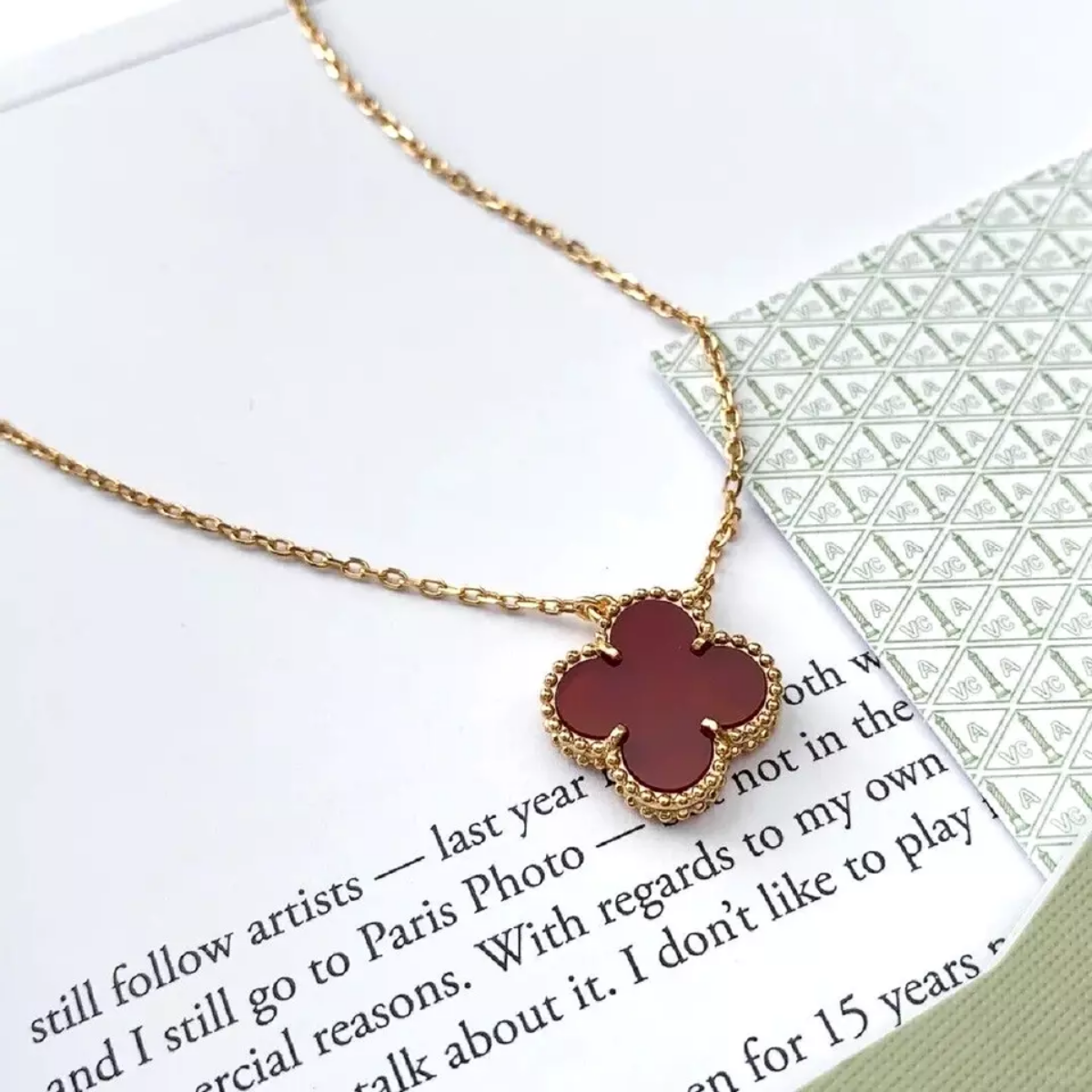 Colar Vintage Alhambra Pingente Único Trevo Vermelho - Ouro 18K