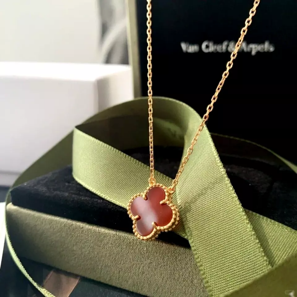 Colar Vintage Alhambra Pingente Único Trevo Vermelho - Ouro 18K