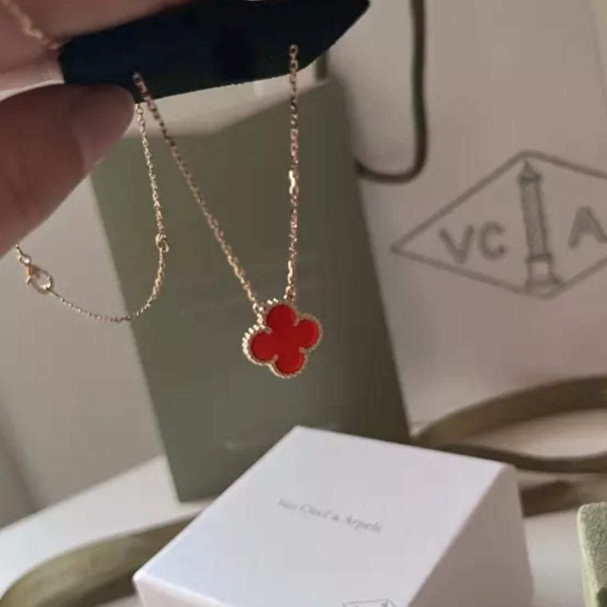Colar Vintage Alhambra Pingente Único Trevo Vermelho - Ouro 18K