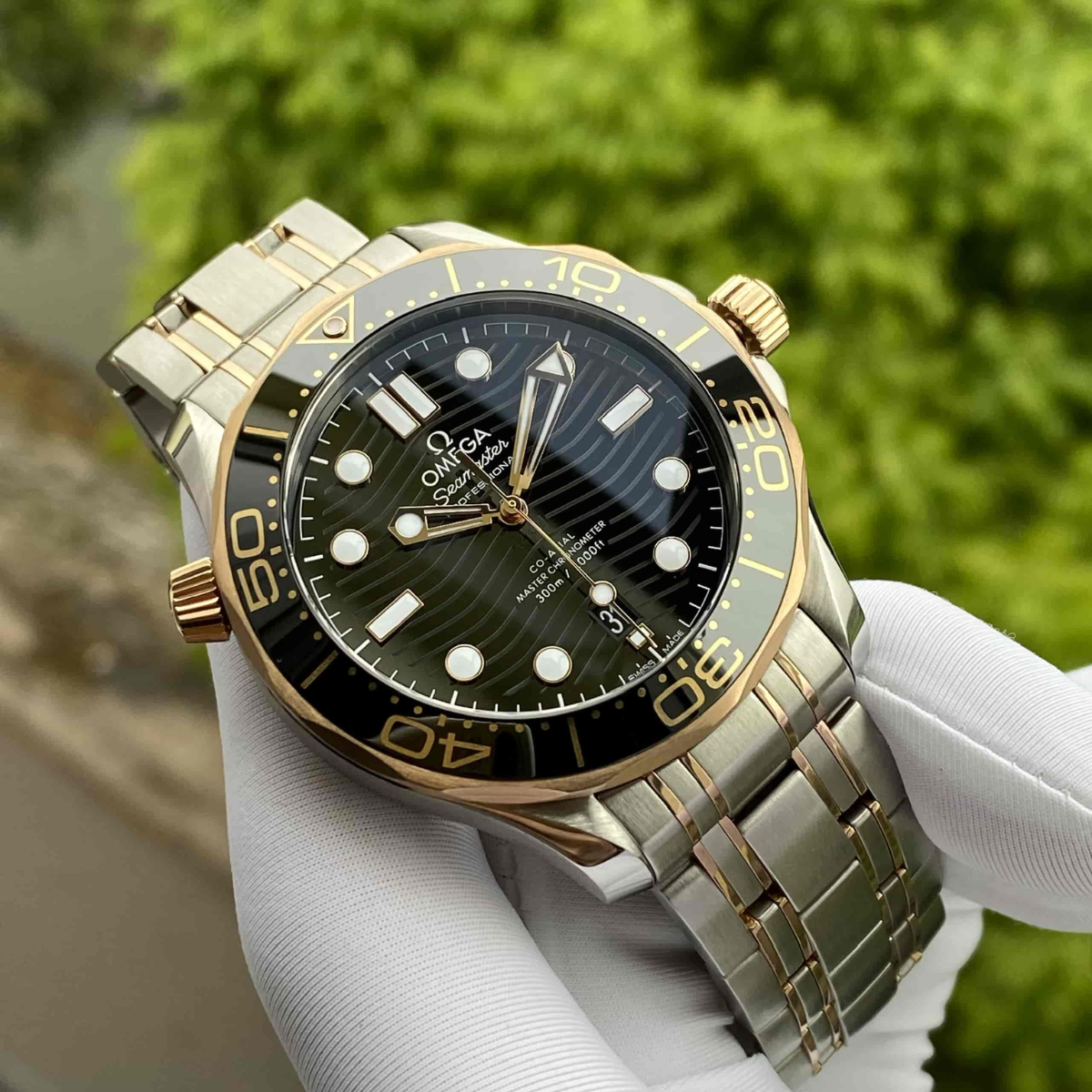 Relógio Omega Seamaster Diver 300M Fundo Preto com Dourado