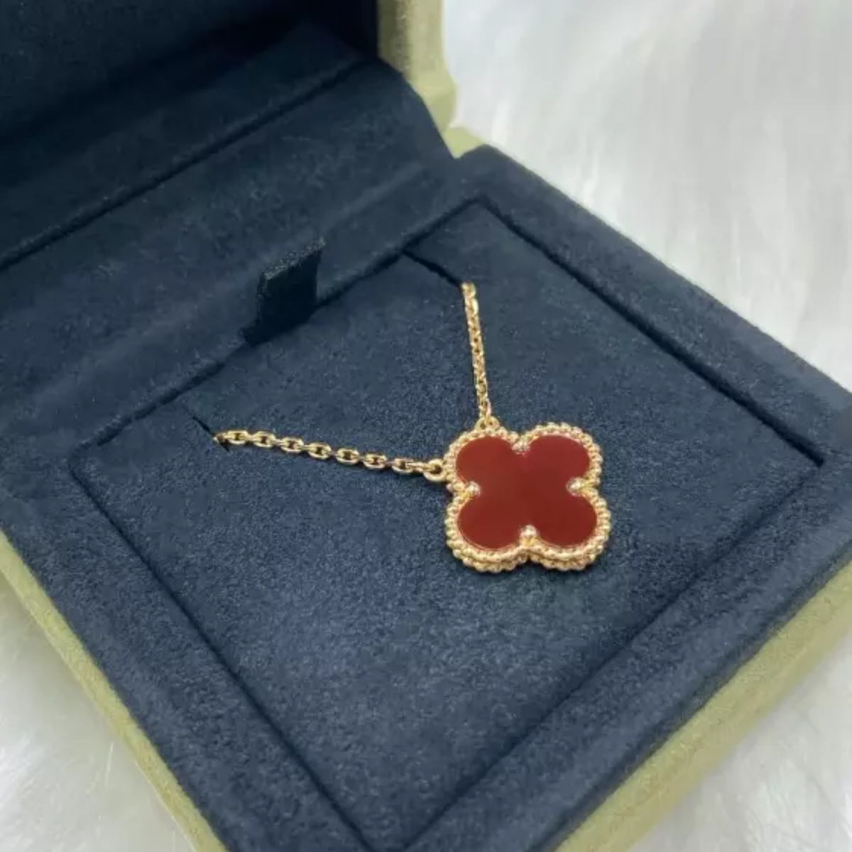 Colar Vintage Alhambra Pingente Único Trevo Vermelho - Ouro 18K