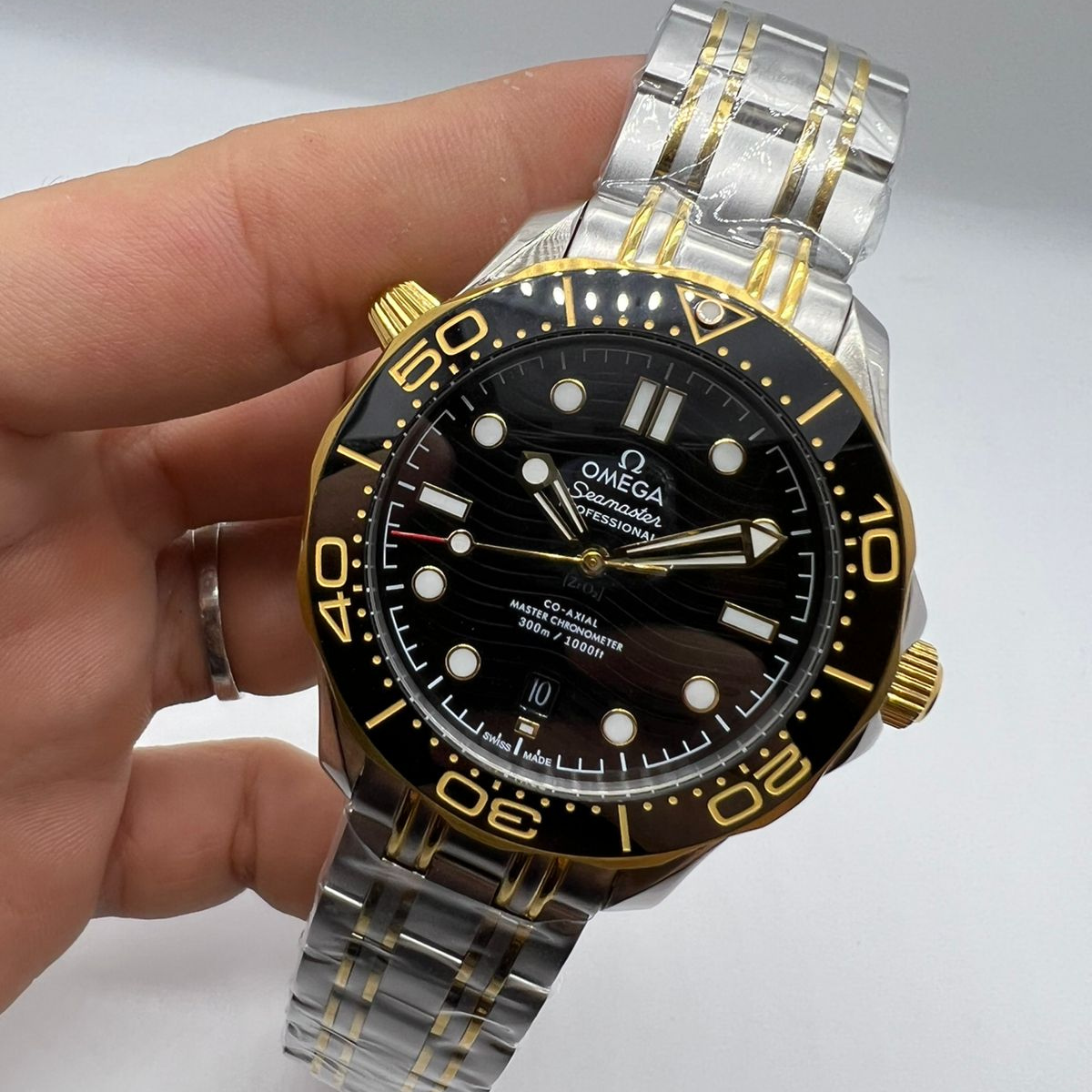 Relógio Omega Seamaster Diver 300M Fundo Preto com Dourado