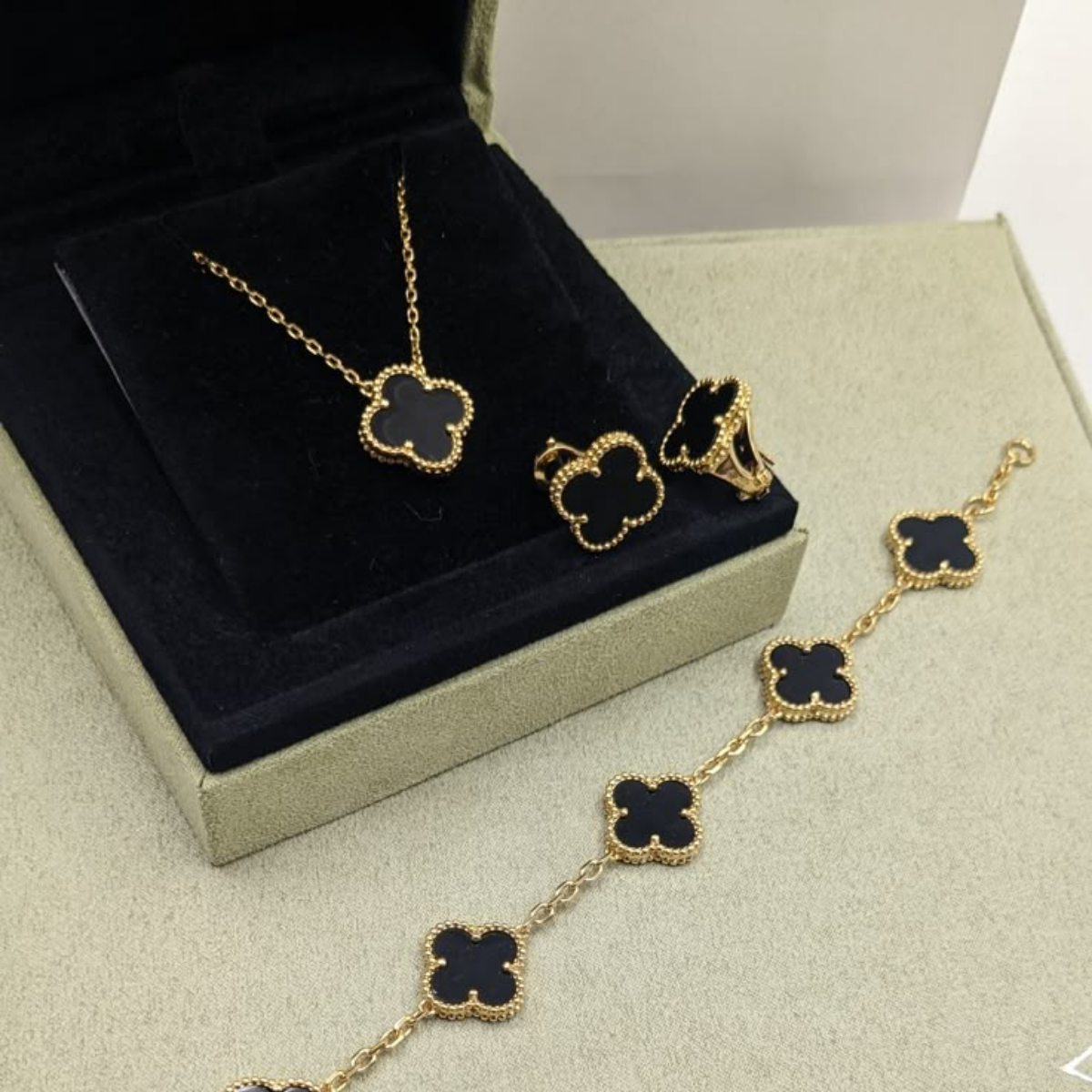 Conjunto Alhambra Vintage Trevo Completo Preto - Ouro 18K