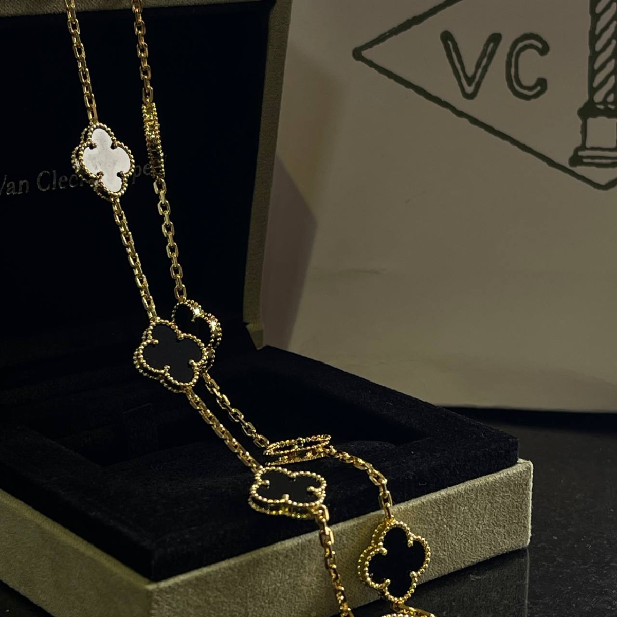 Colar Vintage Alhambra 10 Trevos Preto - Ouro 18K