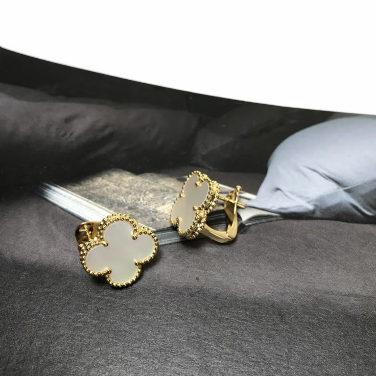 Brinco Pingente Vintage Alhambra Trevo Branco - Ouro 18K