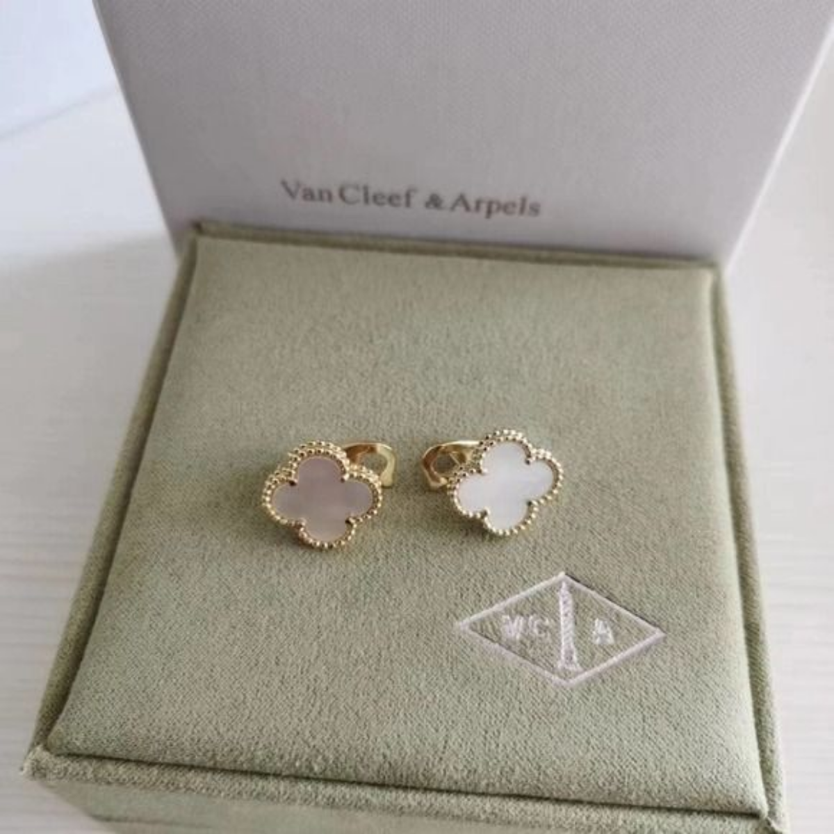 Brinco Pingente Vintage Alhambra Trevo Branco - Ouro 18K