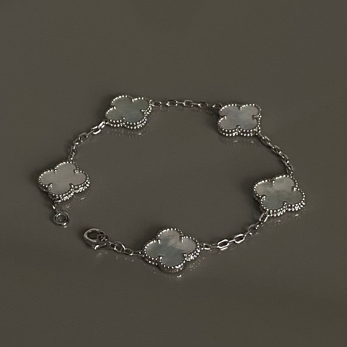 Conjunto Alhambra Trevo Colar 10 Trevos e Pulseira Branco - Prata de Lei